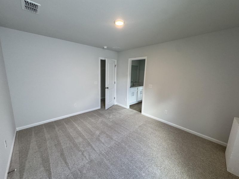 Spacious, unfurnished interior of a new home in , Summerville (Image 10).