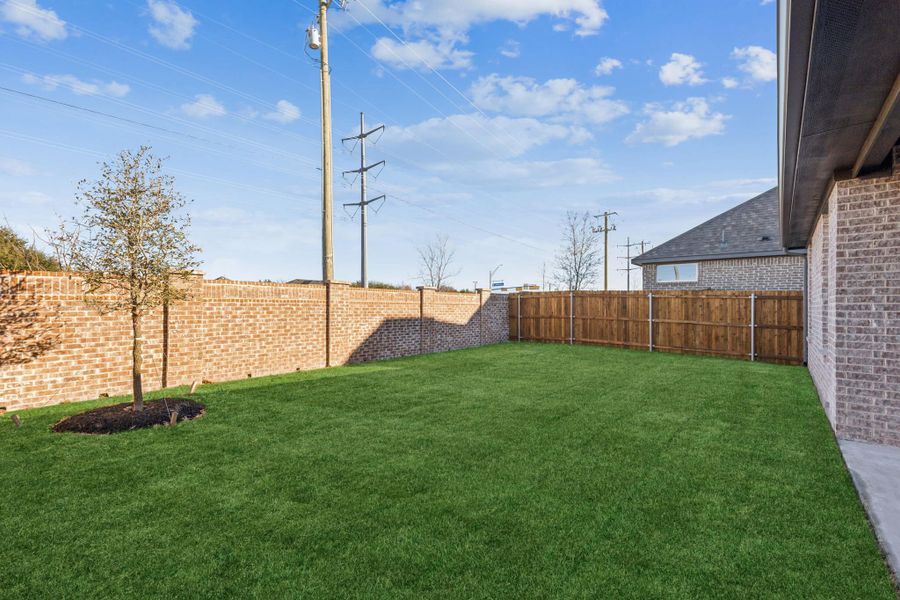 Exterior details and patio area of a home in Summer Crest, Fort Worth (Image 3).