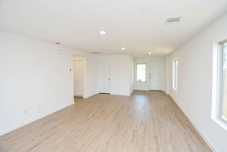Spacious, unfurnished interior of a new home in Ladera Trails, Conroe (Image 27).