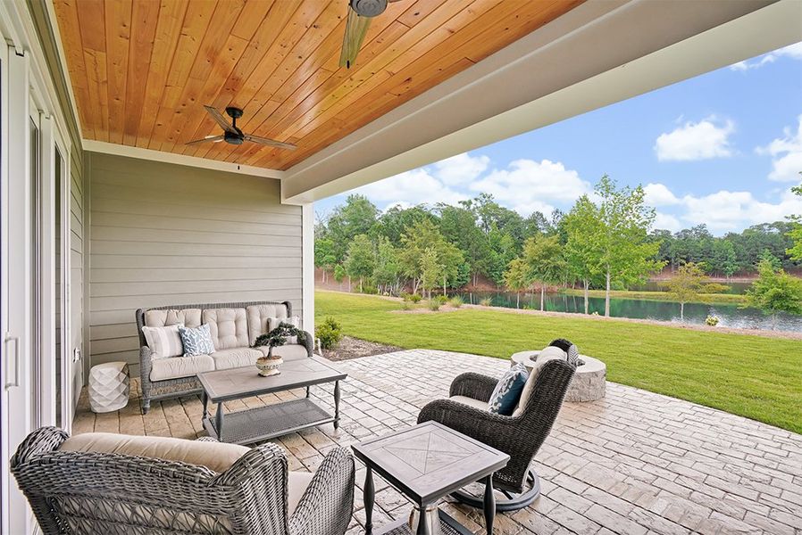 Lumina Island, Loggia