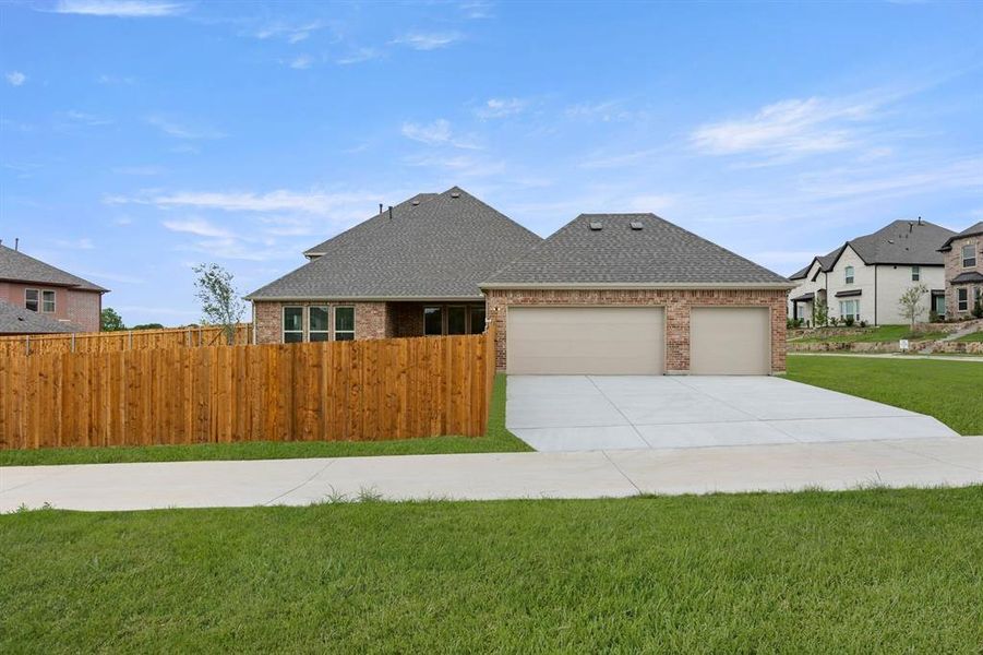 Exterior details and patio area of a home in Summit Parks, DeSoto (Image 25).