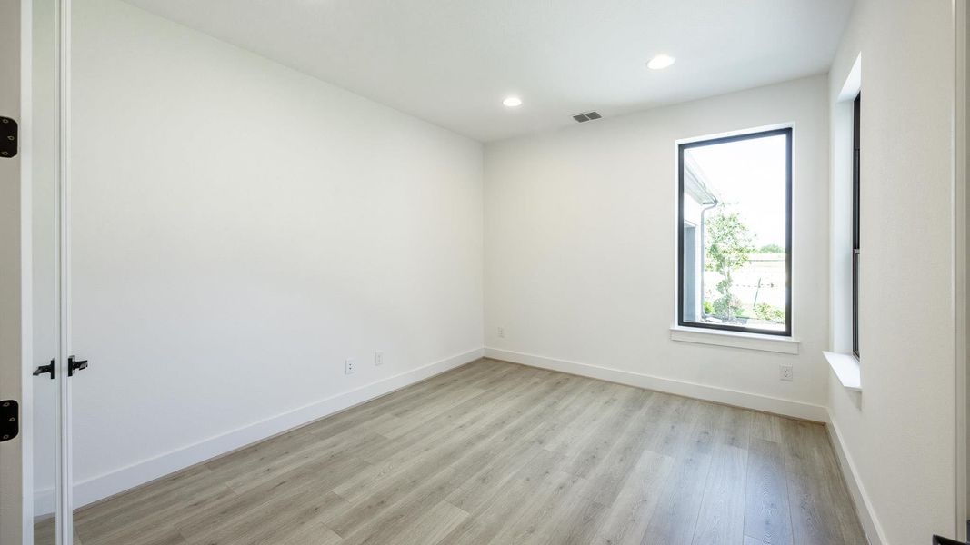 Spacious, unfurnished interior of a new home in Nolina, Georgetown (Image 8).