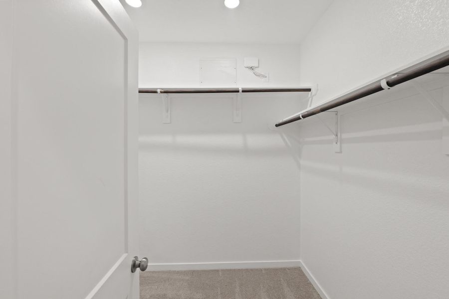 Spacious, unfurnished interior of a new home in River Ranch Trails, Dayton (Image 24).