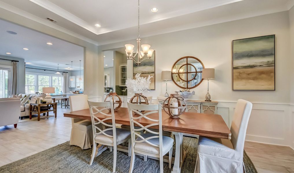 Dining room with tray ceiling