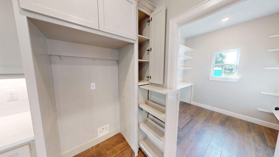 Spacious, unfurnished interior of a new home in , Lake Jackson (Image 31).