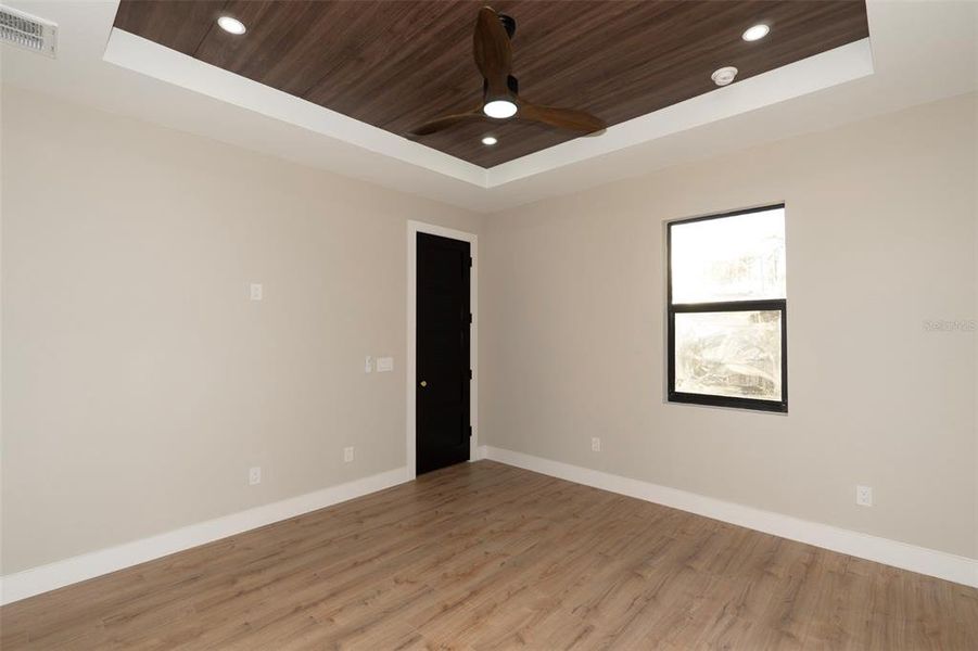 Spacious, unfurnished interior of a new home in , Tampa (Image 37).