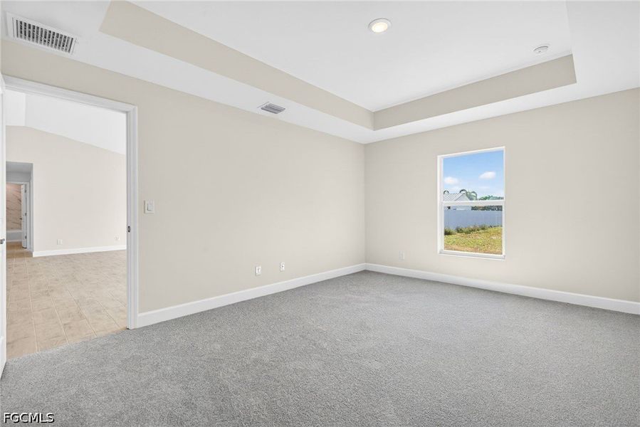 Spacious, unfurnished interior of a new home in Cape Coral, Cape Coral (Image 17).