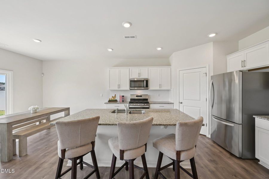 kitchen and stools Blue Aspen Dr-S2009-0