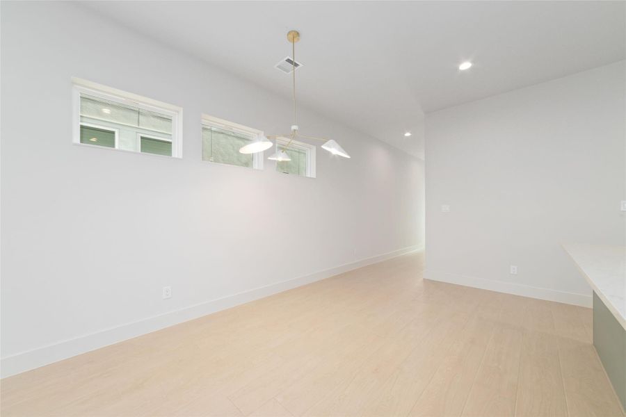 Spacious, unfurnished interior of a new home in Alicante, Houston (Image 22).