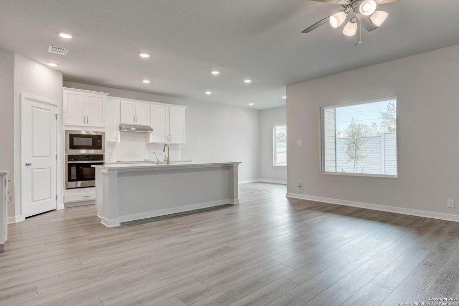 Spacious, unfurnished interior of a new home in Saddlebrook Ranch, Schertz (Image 27).