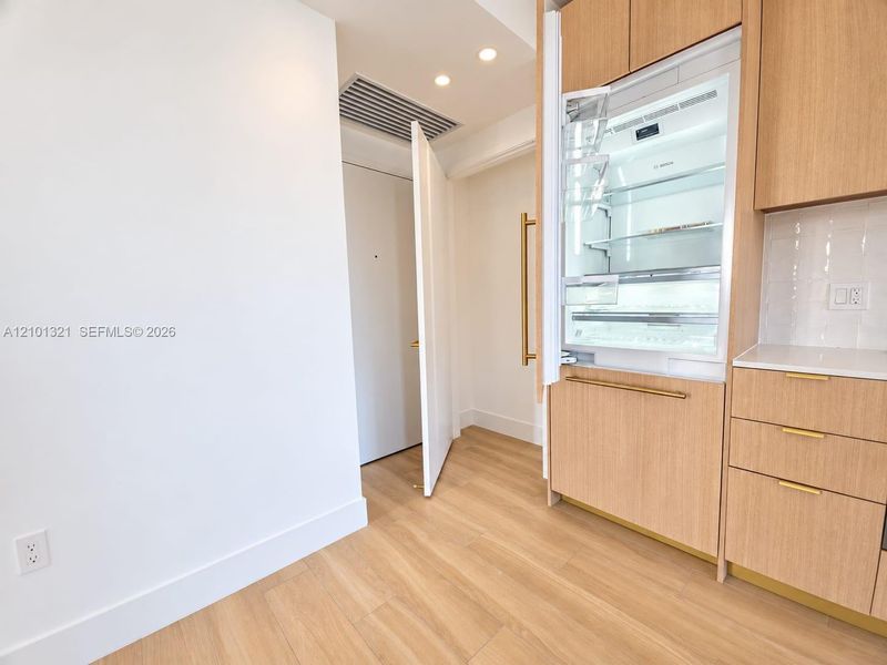 Spacious, unfurnished interior of a new home in , Miami (Image 14).