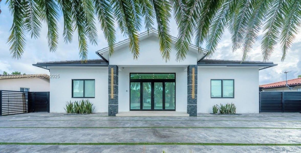 Exterior details and patio area of a home in , Miami (Image 28).