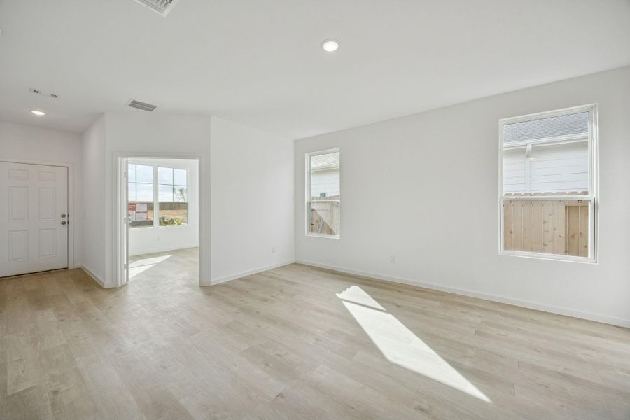 Spacious, unfurnished interior of a new home in Stokesbury, Waller (Image 18).