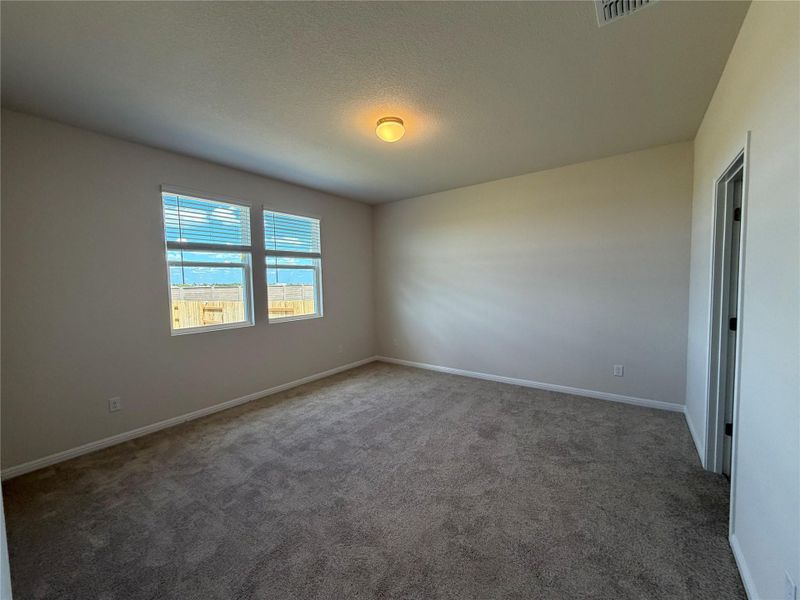 Spacious, unfurnished interior of a new home in Willow Springs, Buda (Image 14).