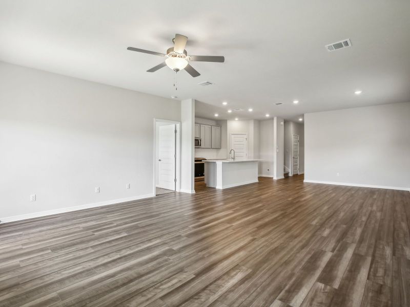 Spacious, unfurnished interior of a new home in Big Sky Ranch - Reserve Collection, Dripping Springs (Image 8).