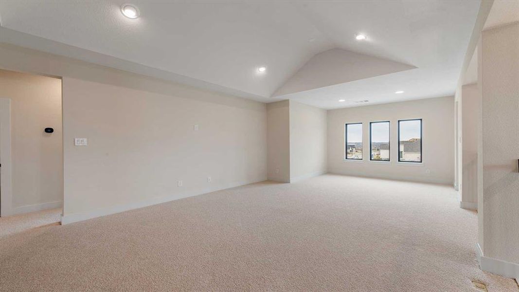Spacious, unfurnished interior of a new home in Terraces, Rockwall (Image 25).