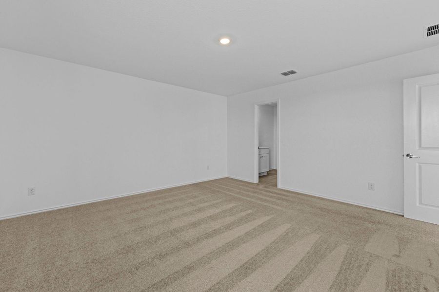 Spacious, unfurnished interior of a new home in Schriber Ranch, Mustang Ridge (Image 34).