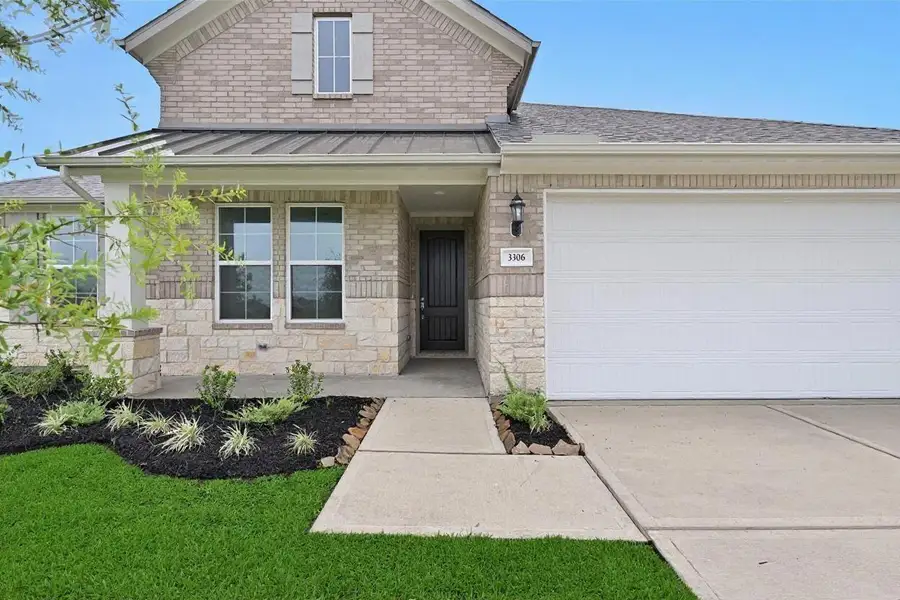 Exterior details and patio area of a home in Lago Mar, Texas City (Image 3).