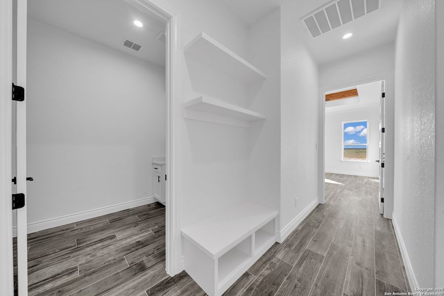 Spacious, unfurnished interior of a new home in , La Vernia (Image 23).