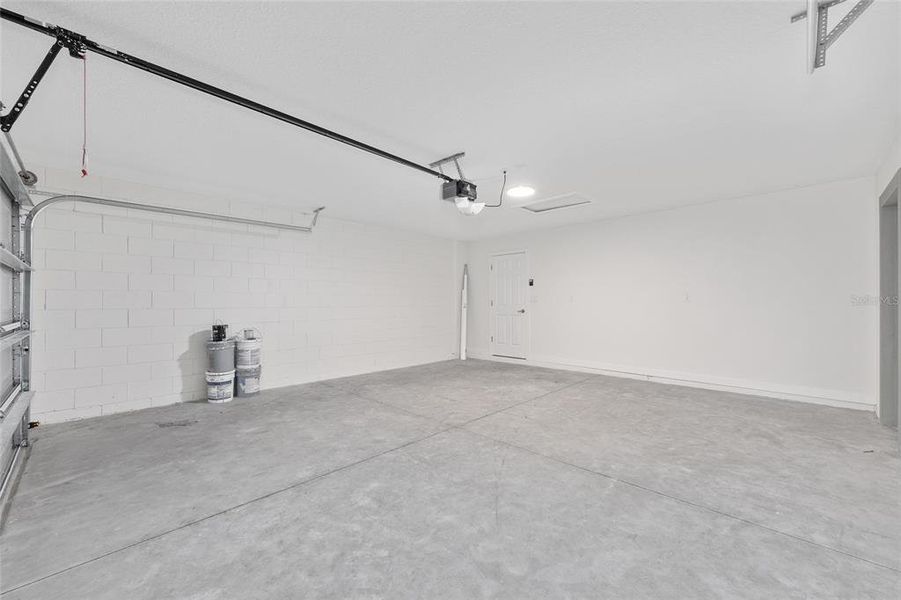 Spacious, unfurnished interior of a new home in , Citrus Springs (Image 14).