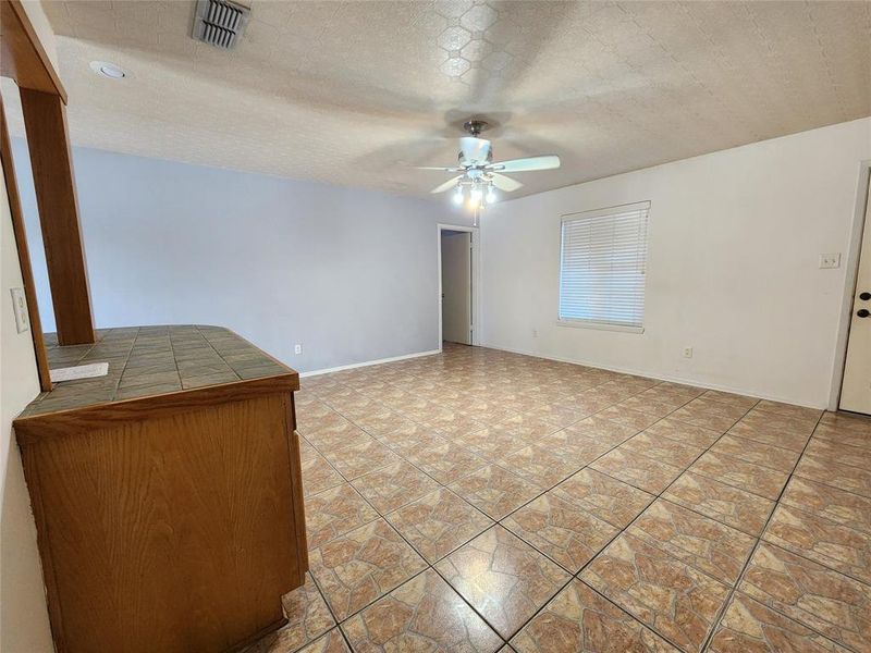 Spacious, unfurnished interior of a new home in , Mineola (Image 11).