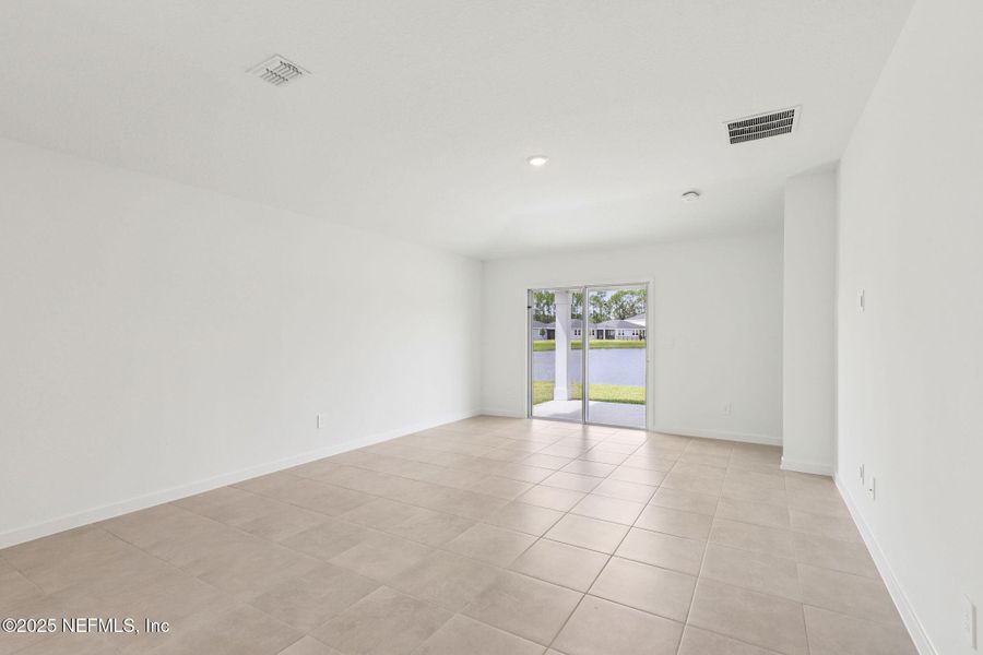 Spacious, unfurnished interior of a new home in Azalea Creek, Jacksonville (Image 18).