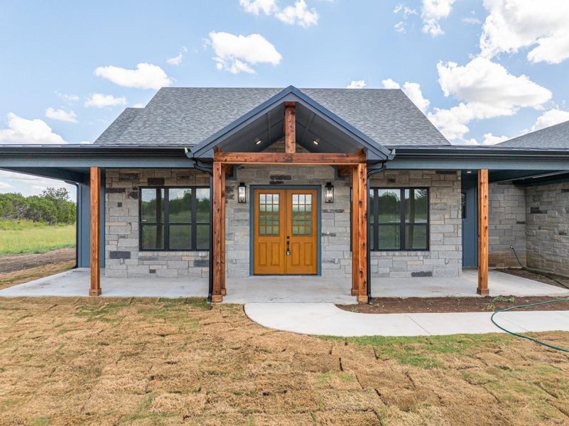 Exterior details and patio area of a home in , Gatesville (Image 2).