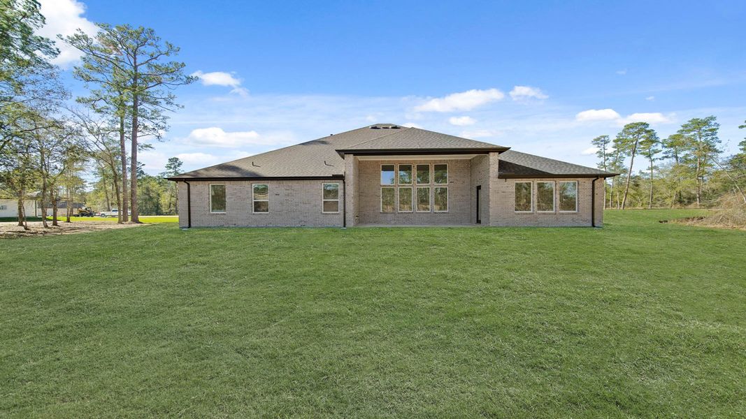 Exterior details and patio area of a home in Butlers Bend Estates, Pinehurst (Image 4).