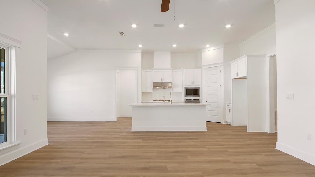 Spacious, unfurnished interior of a new home in WindMark Beach, Port Saint Joe (Image 9).