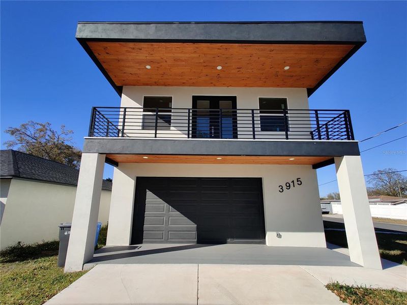 Exterior details and patio area of a home in , Tampa (Image 21).