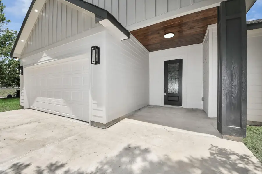Exterior details and patio area of a home in , Pasadena (Image 4).