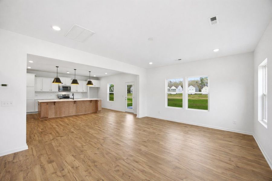 Spacious, unfurnished interior of a new home in Reeves Crossing, St. George (Image 6).