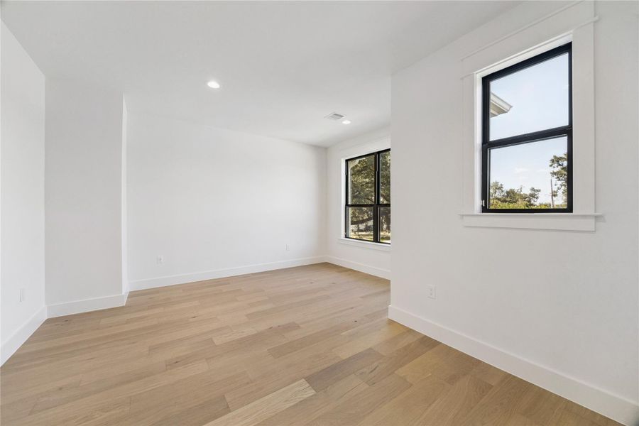 Additional space for a home gym or theater room! Additional space for a home gym or theater room!