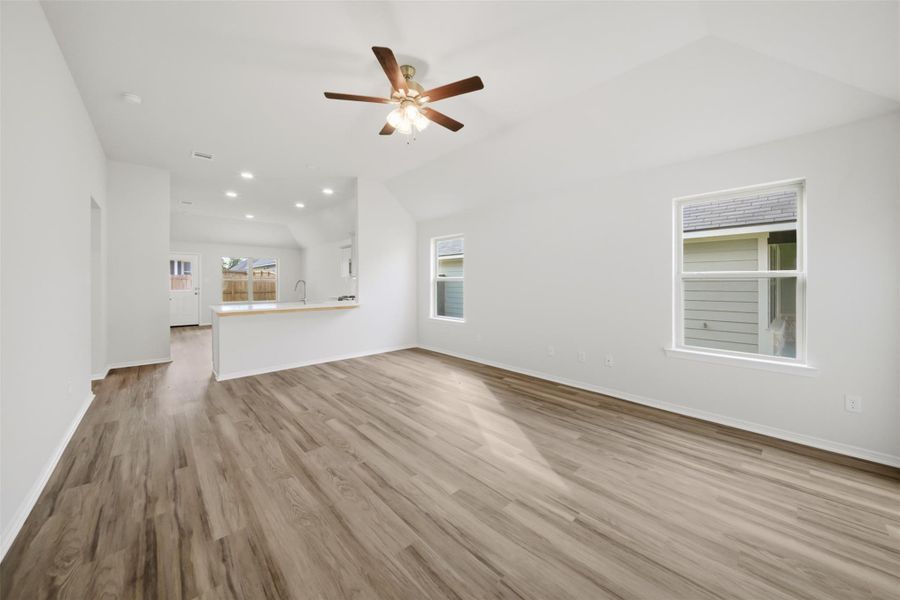 Spacious, unfurnished interior of a new home in , Navasota (Image 22).