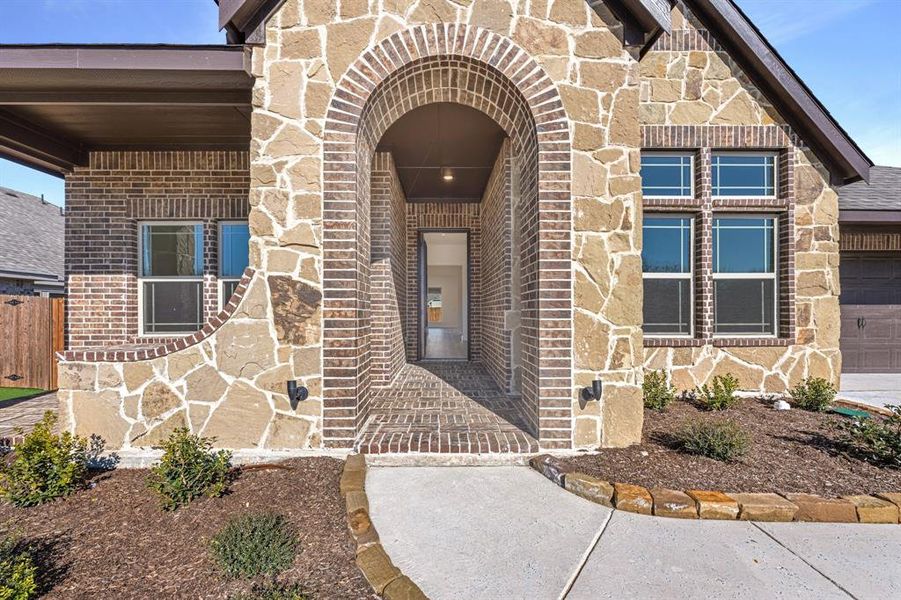 Exterior details and patio area of a home in Maplewood, Glenn Heights (Image 24).