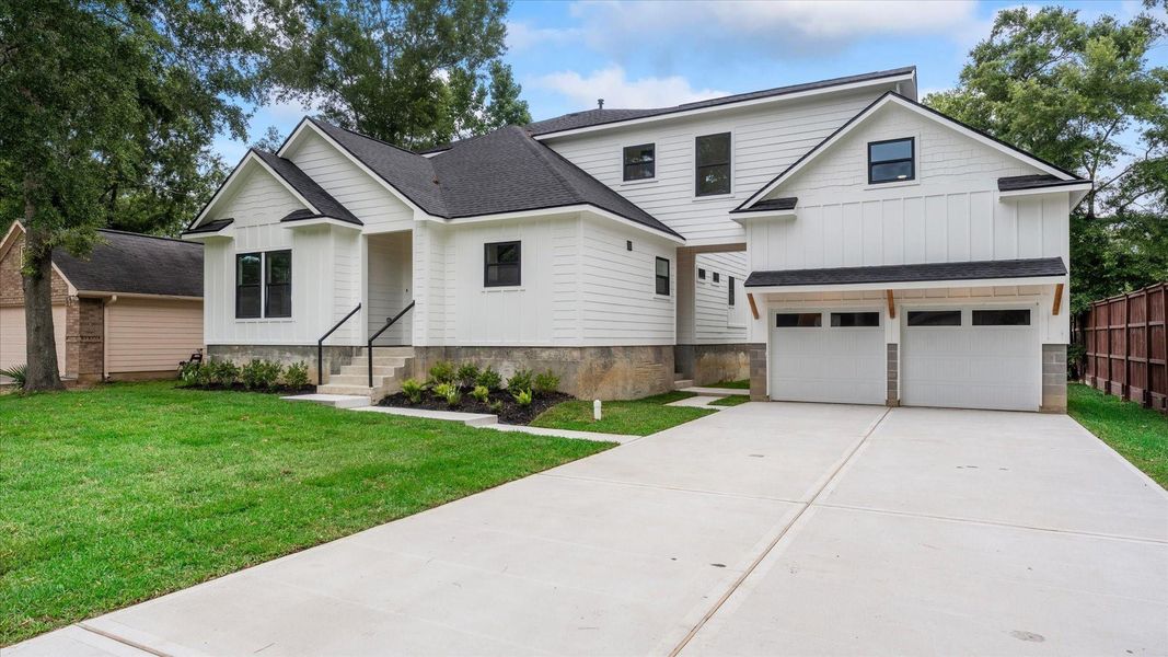 Front exterior of a new home in , Conroe, TX, highlighting curb appeal (Image 19). Front exterior of a new home in , Conroe, TX, highlighting curb appeal (Image 19).
