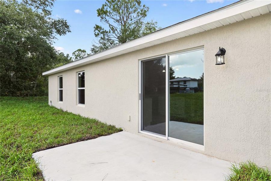Exterior details and patio area of a home in , Dunnellon (Image 28).