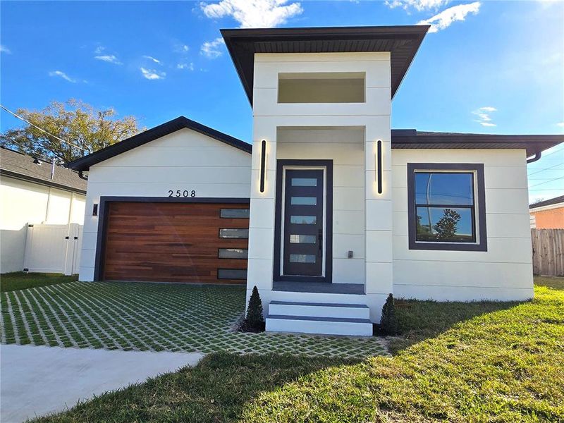Exterior details and patio area of a home in , Tampa (Image 32).