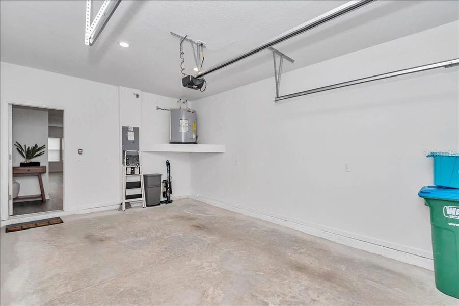Spacious, unfurnished interior of a new home in , Ocala (Image 24).
