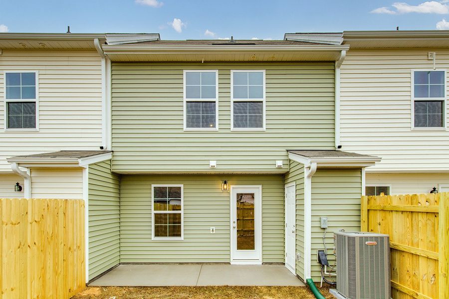 Exterior details and patio area of a home in Astoria, Columbia (Image 17).