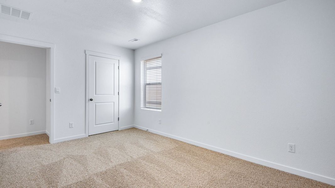 Spacious, unfurnished interior of a new home in Vista Meadows, Fort Lupton (Image 18).