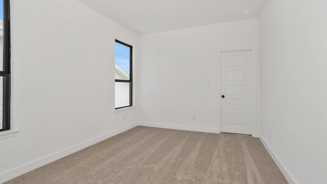Spacious, unfurnished interior of a new home in Lakes of Cane Island, Katy (Image 6).