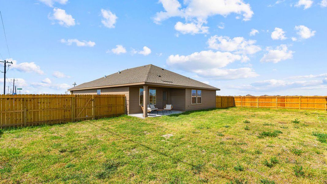 Exterior details and patio area of a home in London Towne, Corpus Christi (Image 3).