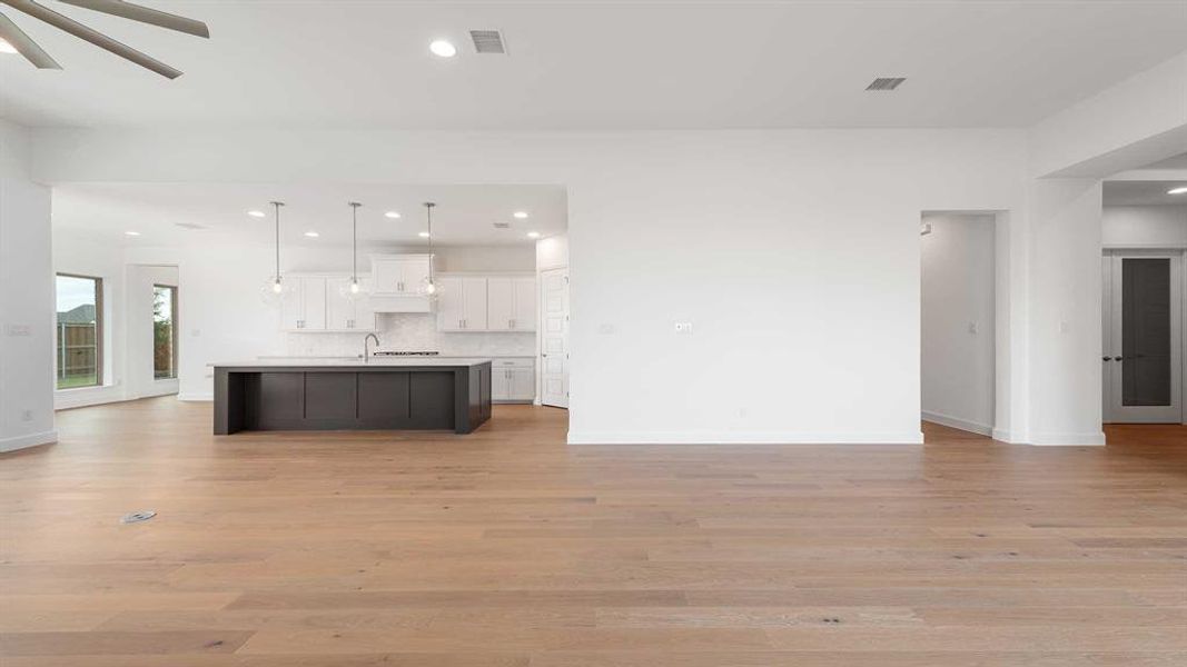 Spacious, unfurnished interior of a new home in Myrtle Creek 71', Waxahachie (Image 21).