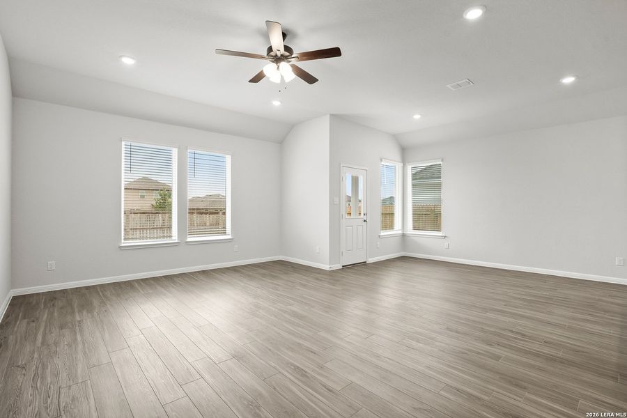 Spacious, unfurnished interior of a new home in Cinco Lakes, San Antonio (Image 16).