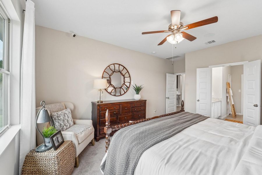 Spacious owner's suite (*Photo not of actual home and used for illustration purposes only.)