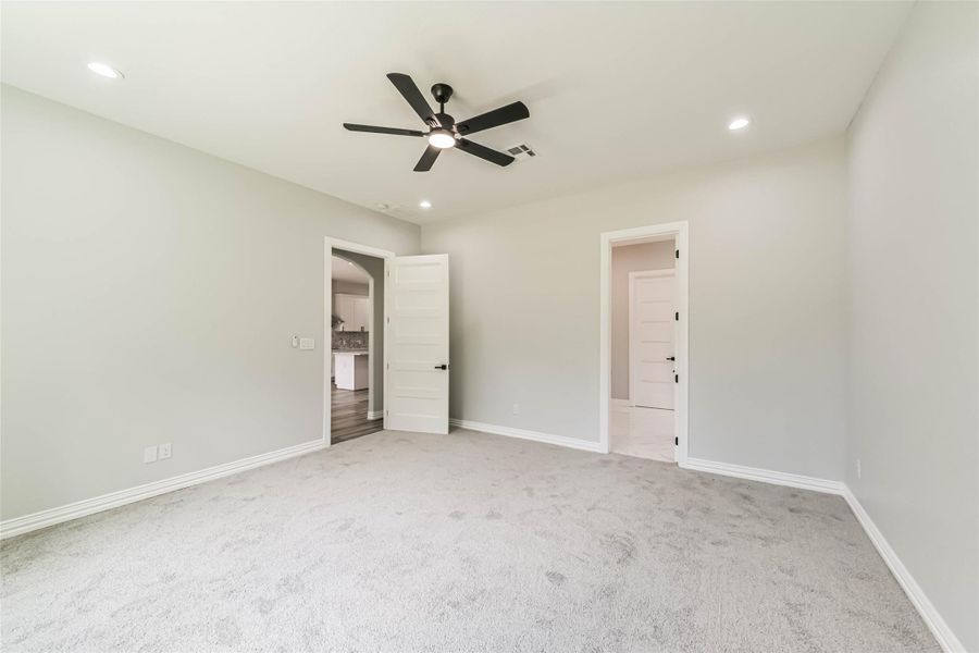 Spacious, unfurnished interior of a new home in , Conroe (Image 24).