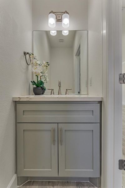 Powder bathroom - excellent for guests! Powder bathroom - excellent for guests!