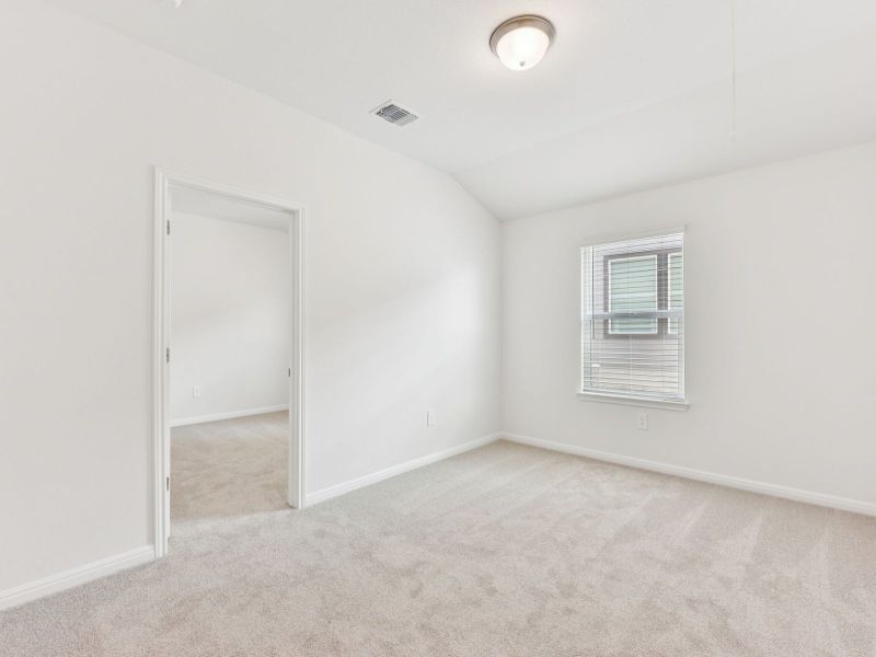 Spacious, unfurnished interior of a new home in Lexington Parke, Del Valle (Image 13).