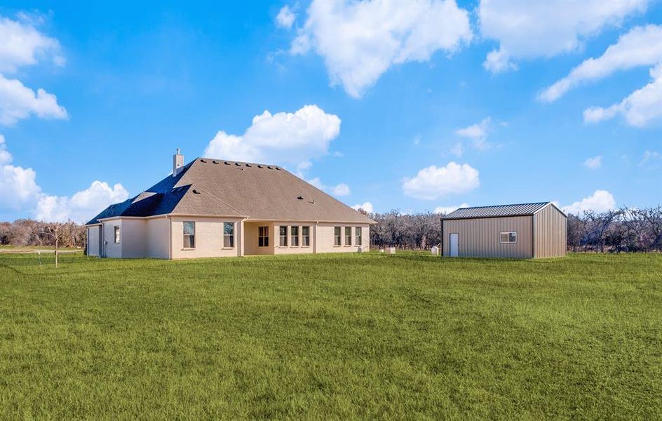 Exterior details and patio area of a home in Parker Ridge, Weatherford (Image 3).